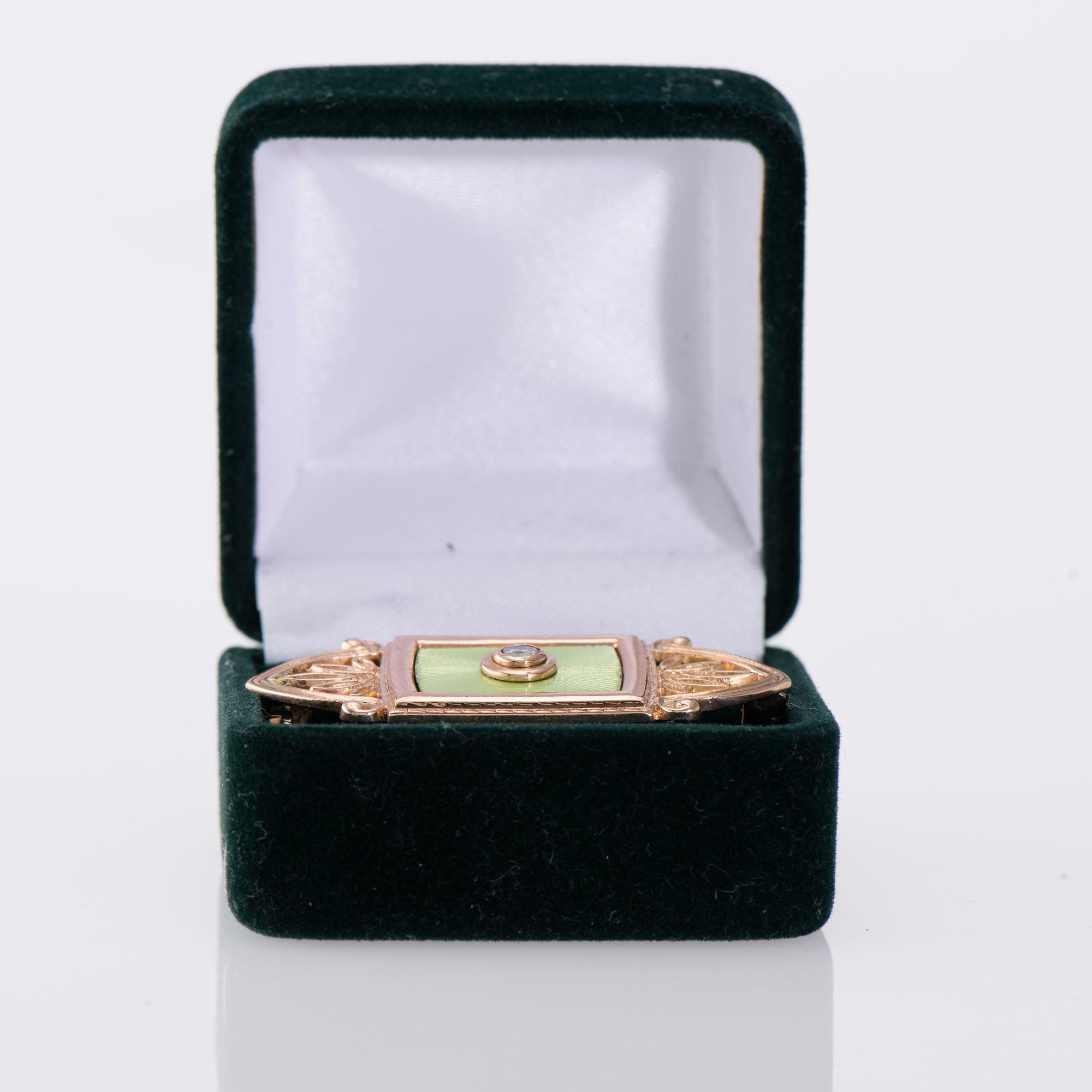 BROSCH, 14K guld, emaljering, briljantslipad diamant ca 0,12 ct. Ryska stämplar 1900-talets slut. Vikt 8,1 g.