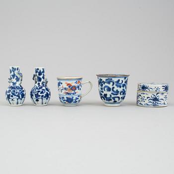 A lot of chinese blue and white box with cover, one cup, two vases and one imari cup. Qing dynasty, 18th/19th century.