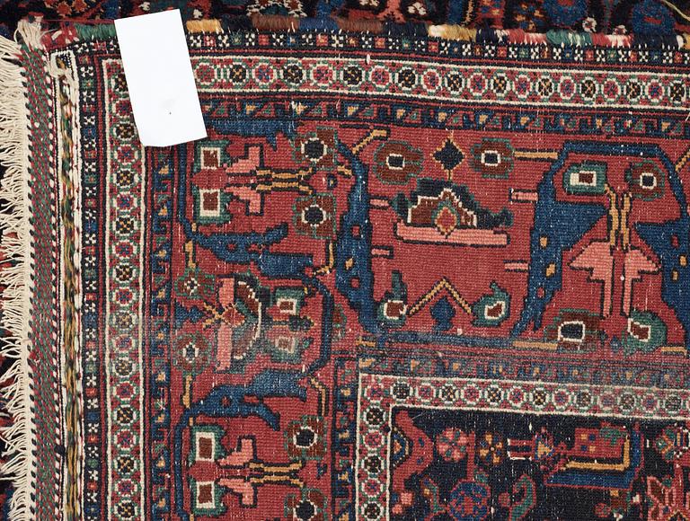 SEMIANTIK NEYRIZ. 276 x 178,5 cm (samt ca 3,5 cm mönstrad slätväv på varje kortsida).
