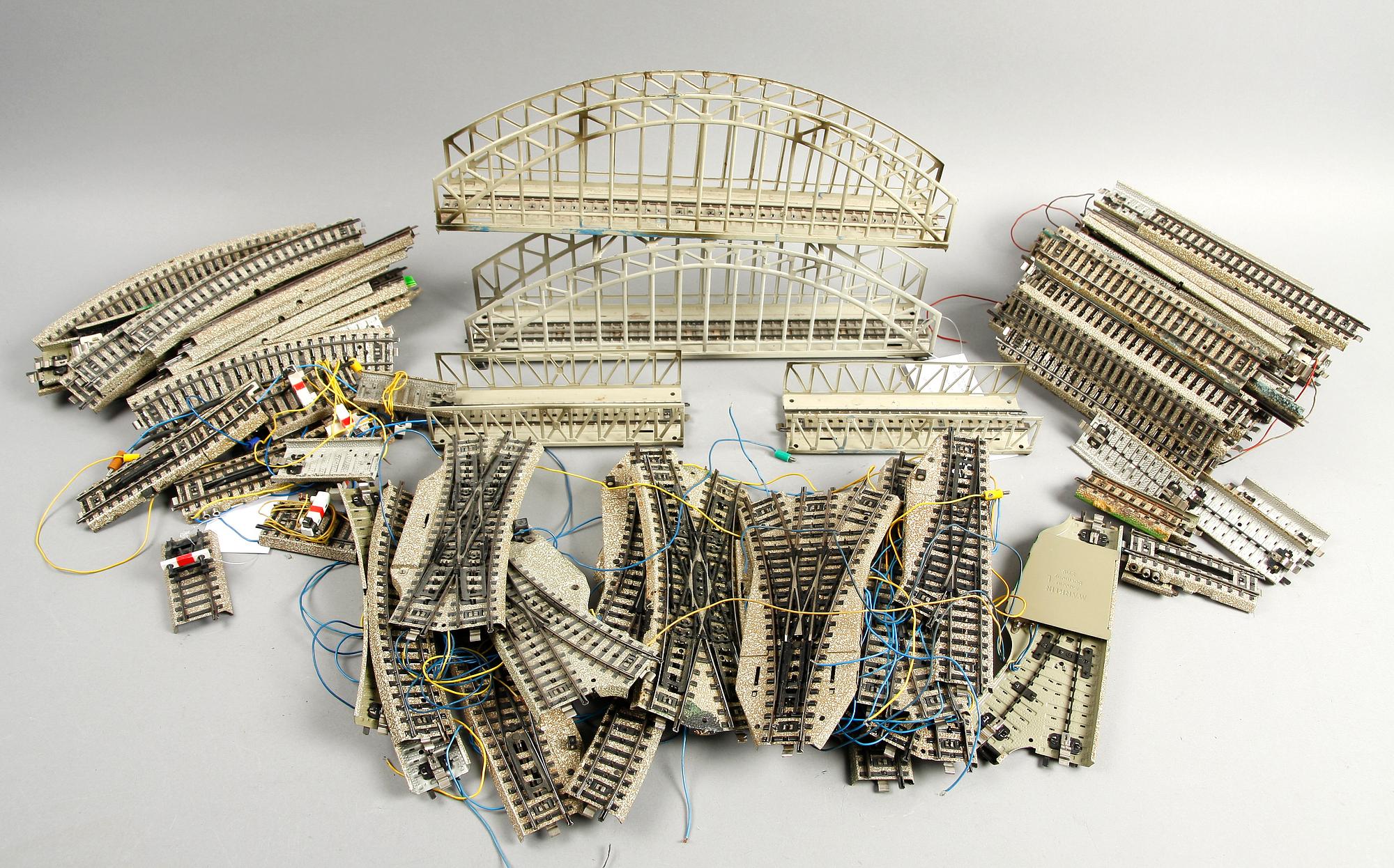 RÄLS, VÄXLAR samt BROAR, ca 115 delar, Märklin, H0.