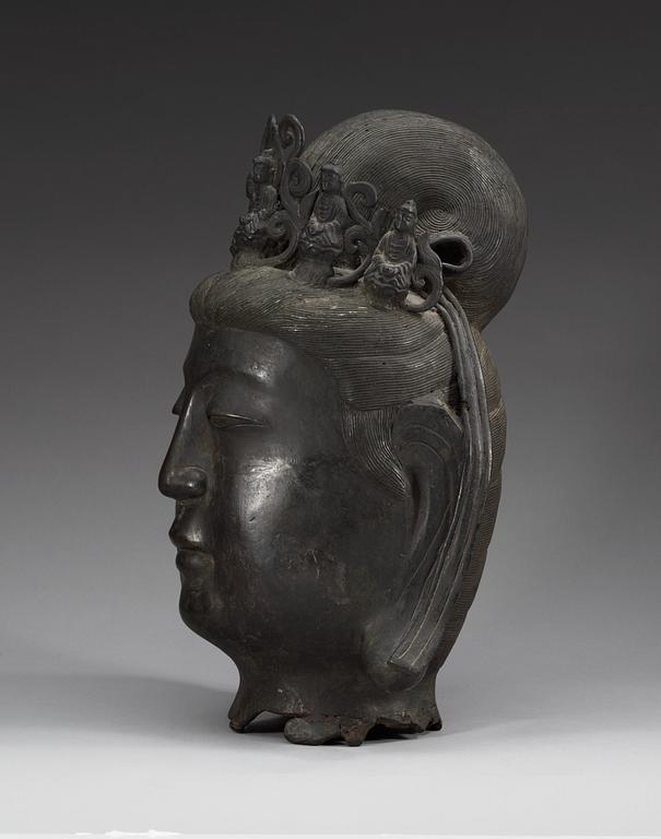 A large bronze head of Guanyin, Ming dynasty (1368-1644).