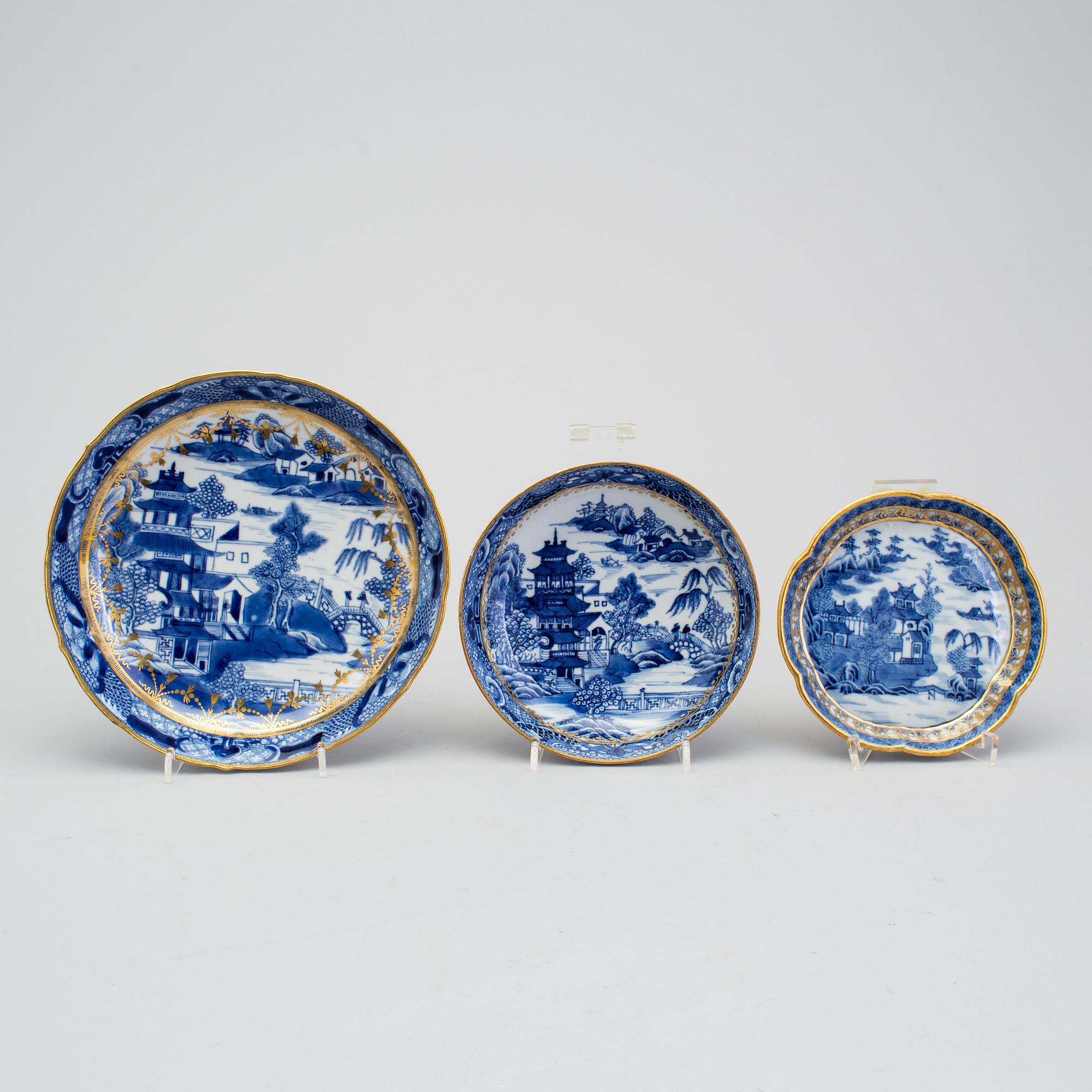 A Chinese export porcelain teapot and three dishes, circa 1800.