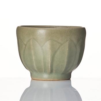 A celadon glazed lotus shaped cup, Yuan/Ming dynasty.
