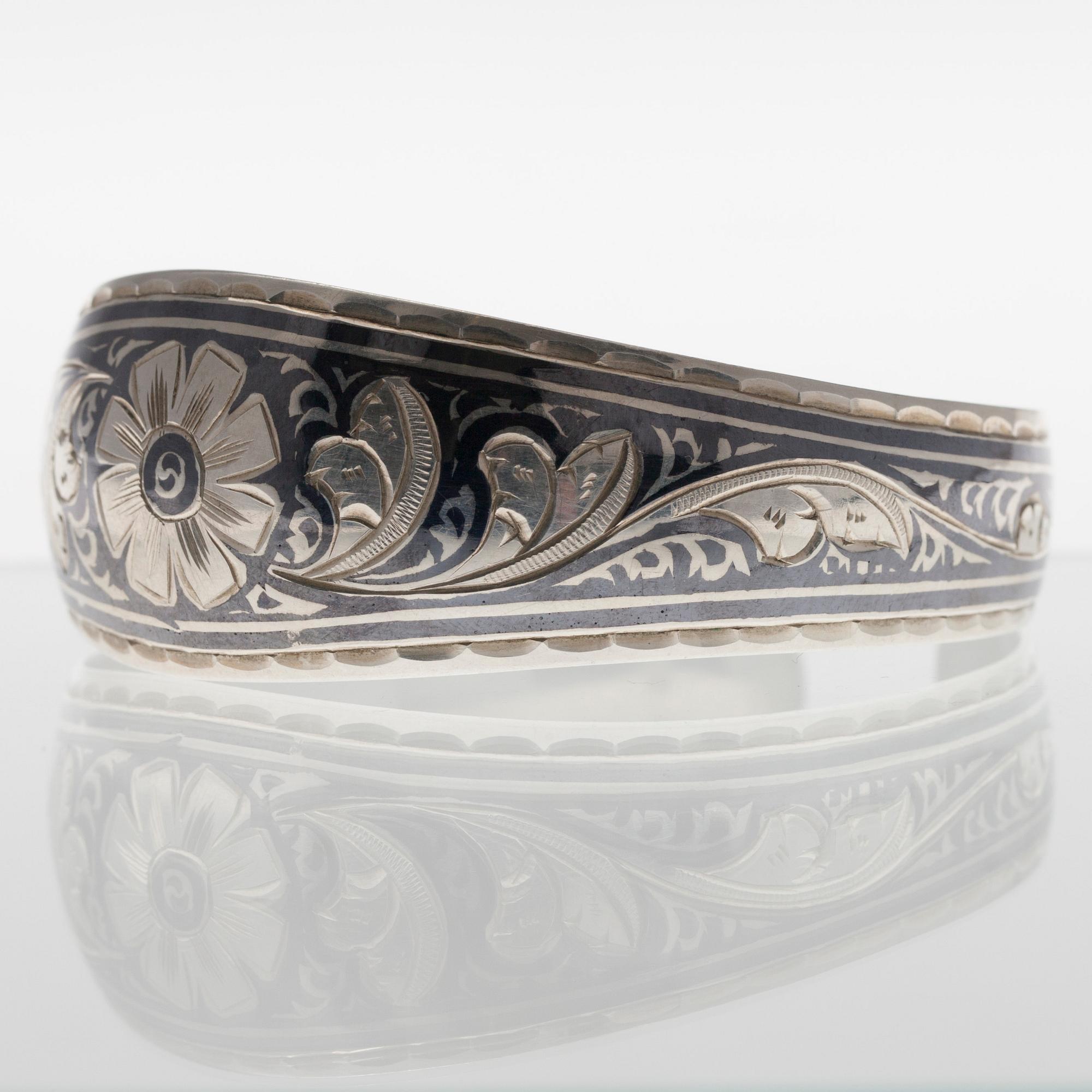 ARMRING, silver, niello, Ryssland, Dagestan, 1900-talets slut. Vikt 20,2 g.