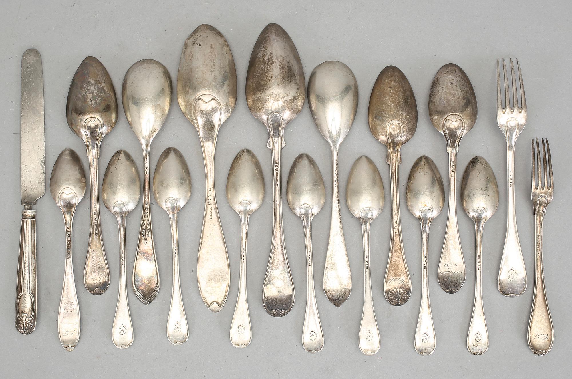 PARTI SILVERBESTICK, 18 delar, 1800-/1900-tal. Total vikt ca 1492 gram, vikt inkl kniv med metallblad.