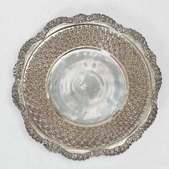Skål på bricka, silver, Persien (Iran), 1900-tal.
