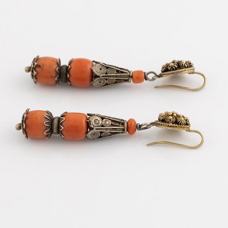 Earrings and necklace, with coral.