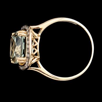 RING, 14K guld, åttkantslipade diamanter och grön fasettslipad ametist. Vikt ca 4 g.