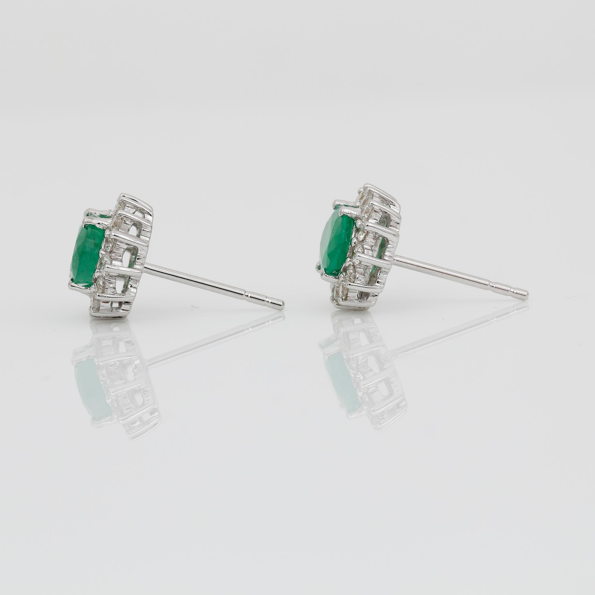 ÖRHÄNGEN, ett par, 18K vitguld med ovalslipade smaragder tot ca 0,99 ct och små diamanter tot ca 0,28 ct. Vikt ca 2,44 g.
