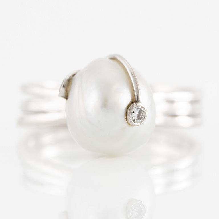 Ring 18K white gold with a baroque cultured pearl.