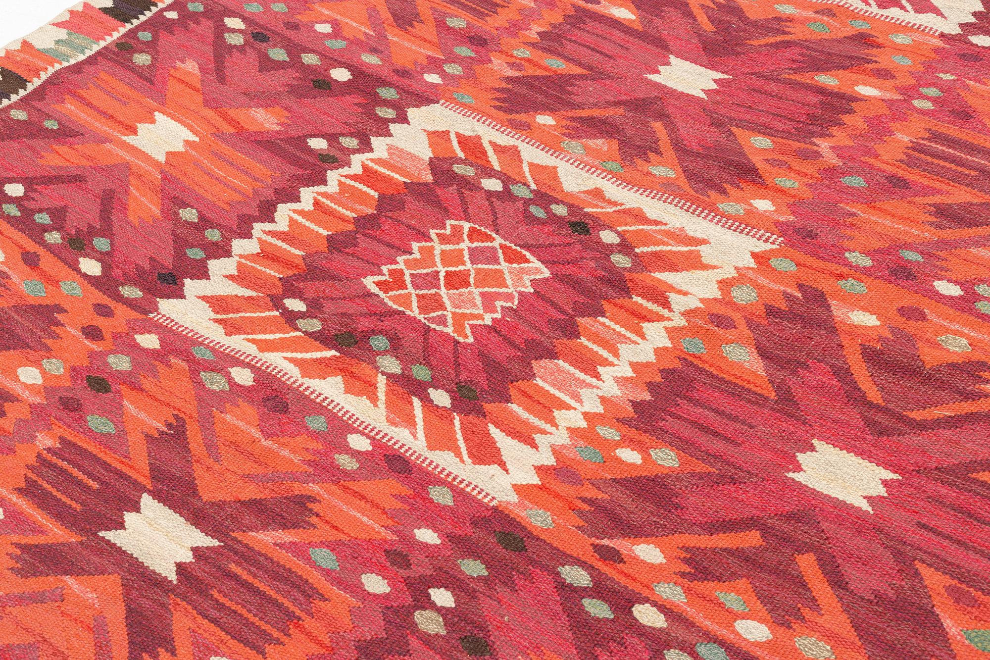 Barbro Nilsson, matta, "Nejlikan röd", gobelängteknik, ca 331 x 214 cm, signerad AB MMF BN.