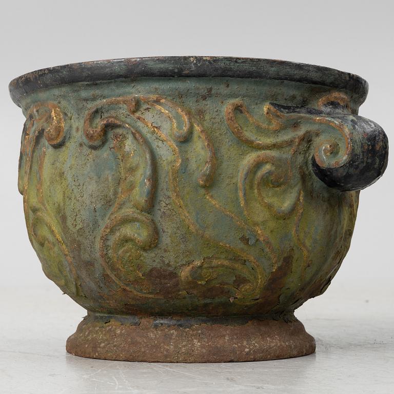 A pair of cast iron garden urns, 'Barockurnan', Näfveqvarns Bruk, Sweden, 20th Century.