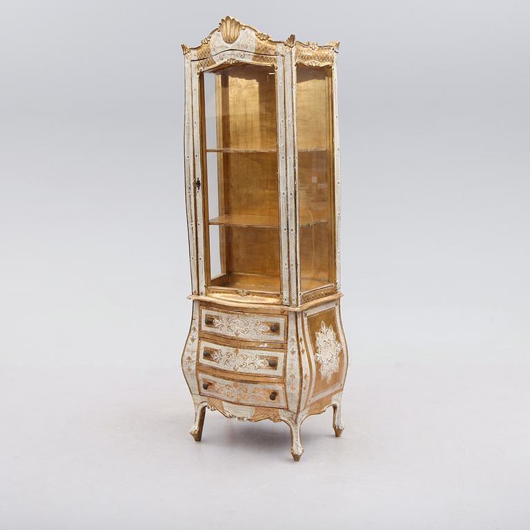 VITRINSKÅP, rokokostil, 1900-talets andra hälft.