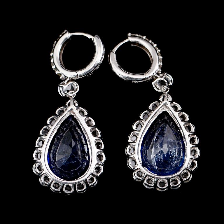 ÖRHÄNGEN, 1 par, 18 k vitguld, briljantslipade diamanter tot 0.35 ct, vita safirer tot 5.56 ct samt kvarts tot 31.37 ct.