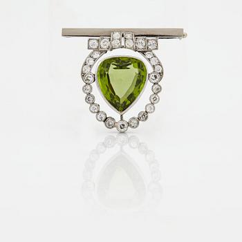 862. BROSCH med en droppformad fasettslipad peridot samt gammalslipade diamanter.