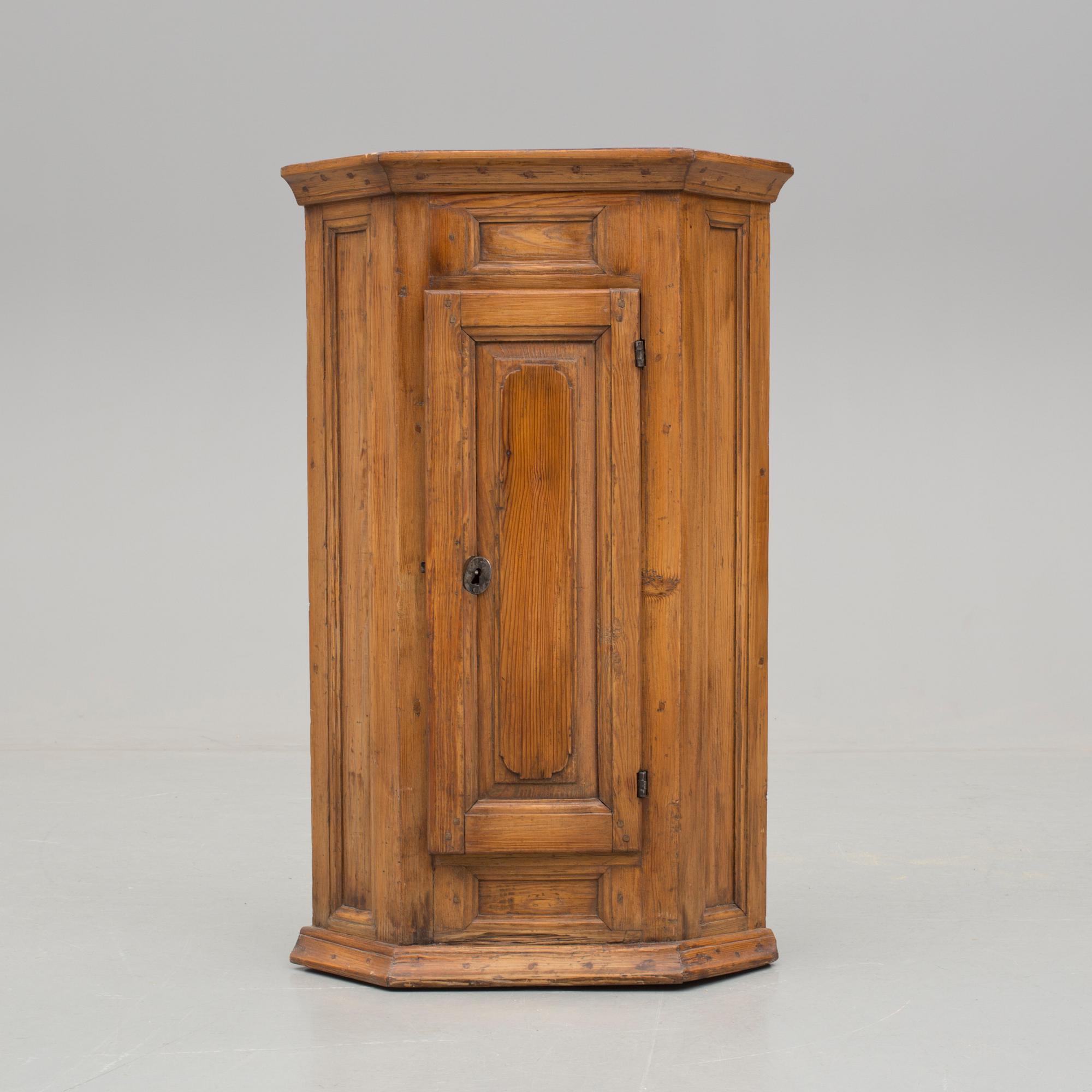 HÖRNSKÅP, Barock, allmoge, 1700-talets första hälft.