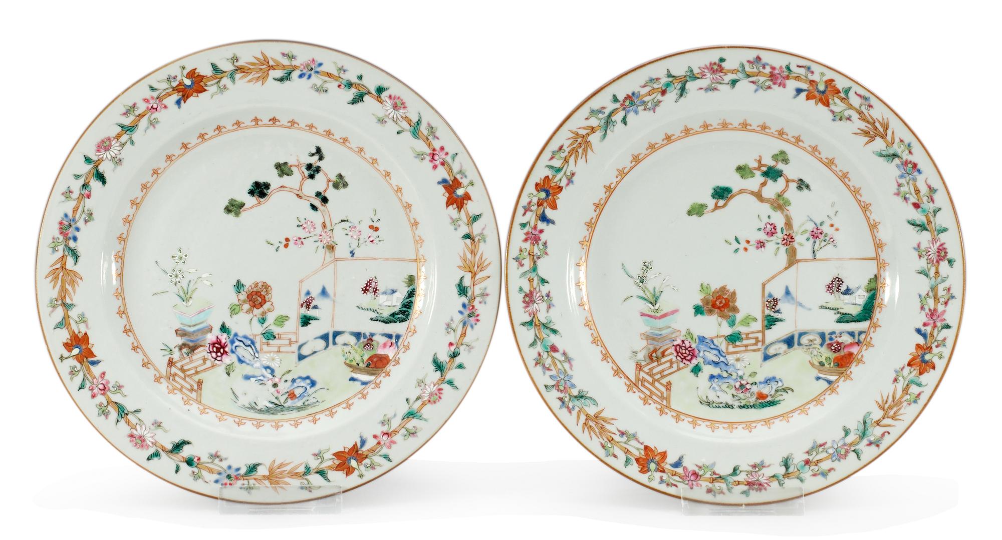 TALLRIKAR, ett par, porslin. Qing dynastin. Qianlong (1736-95).