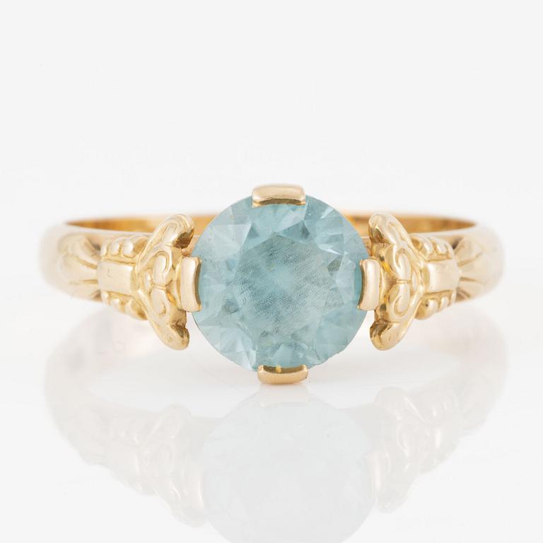 Ring 18K gold with zircon.