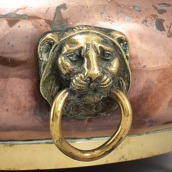 A copper and brass wine cooler, 19th century.