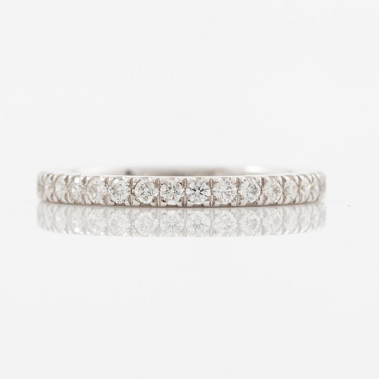 Alliance ring in 18K white gold set with brilliant-cut diamonds.