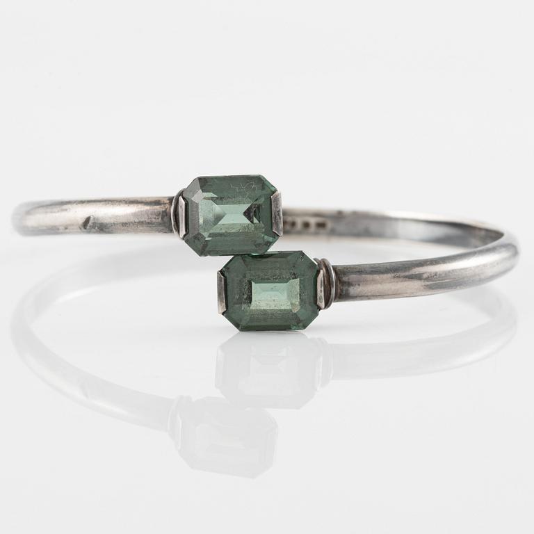 Arm ring, Flavia, silver with two faceted synthetic green spinels.
