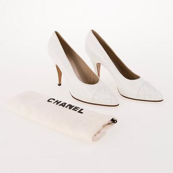 CHANEL Two Pairs of Pumps in size 35.5.