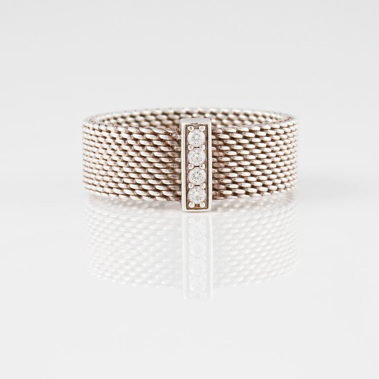RING, Tiffany & Co, sterlingsilver med 4 briljantslipade diamanter. Vikt 4,3 gram.