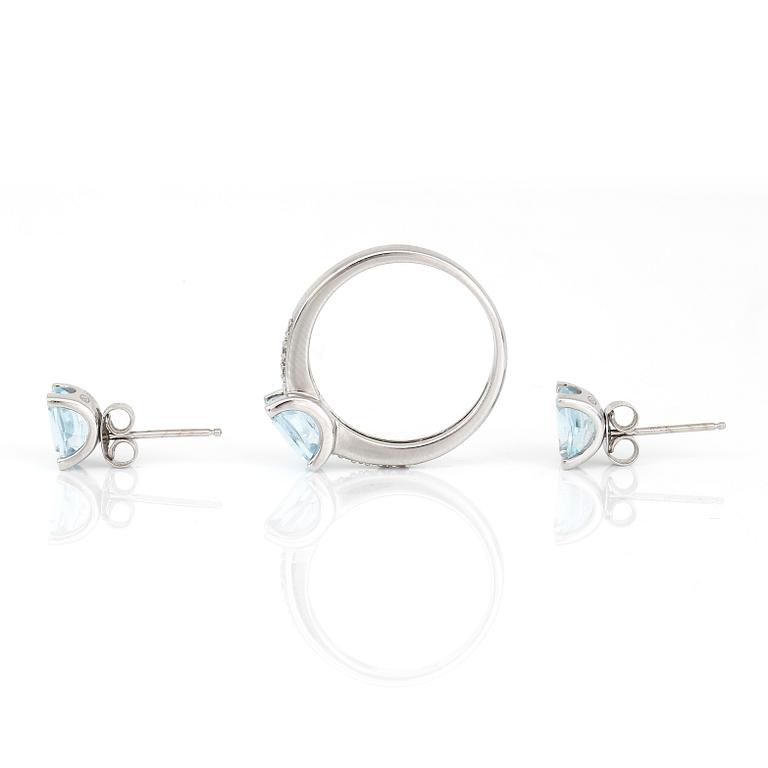 RING samt ÖRHÄNGEN, ett par, 18K vitguld med blå topaser, tot ca 2,80 ct. Total vikt ca 4,56 g.