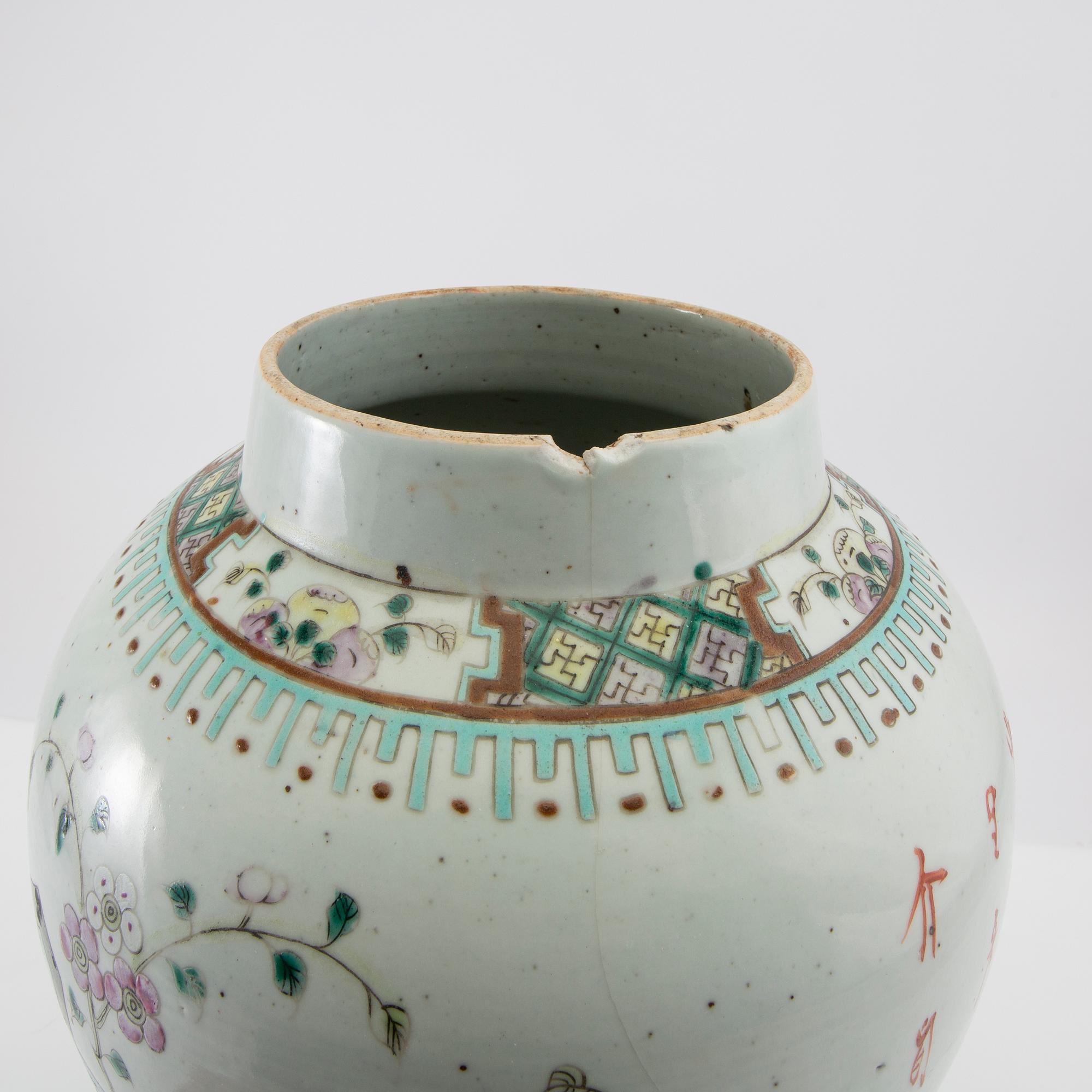 A Chinese porcelain urn with cover, 19th/20th century.