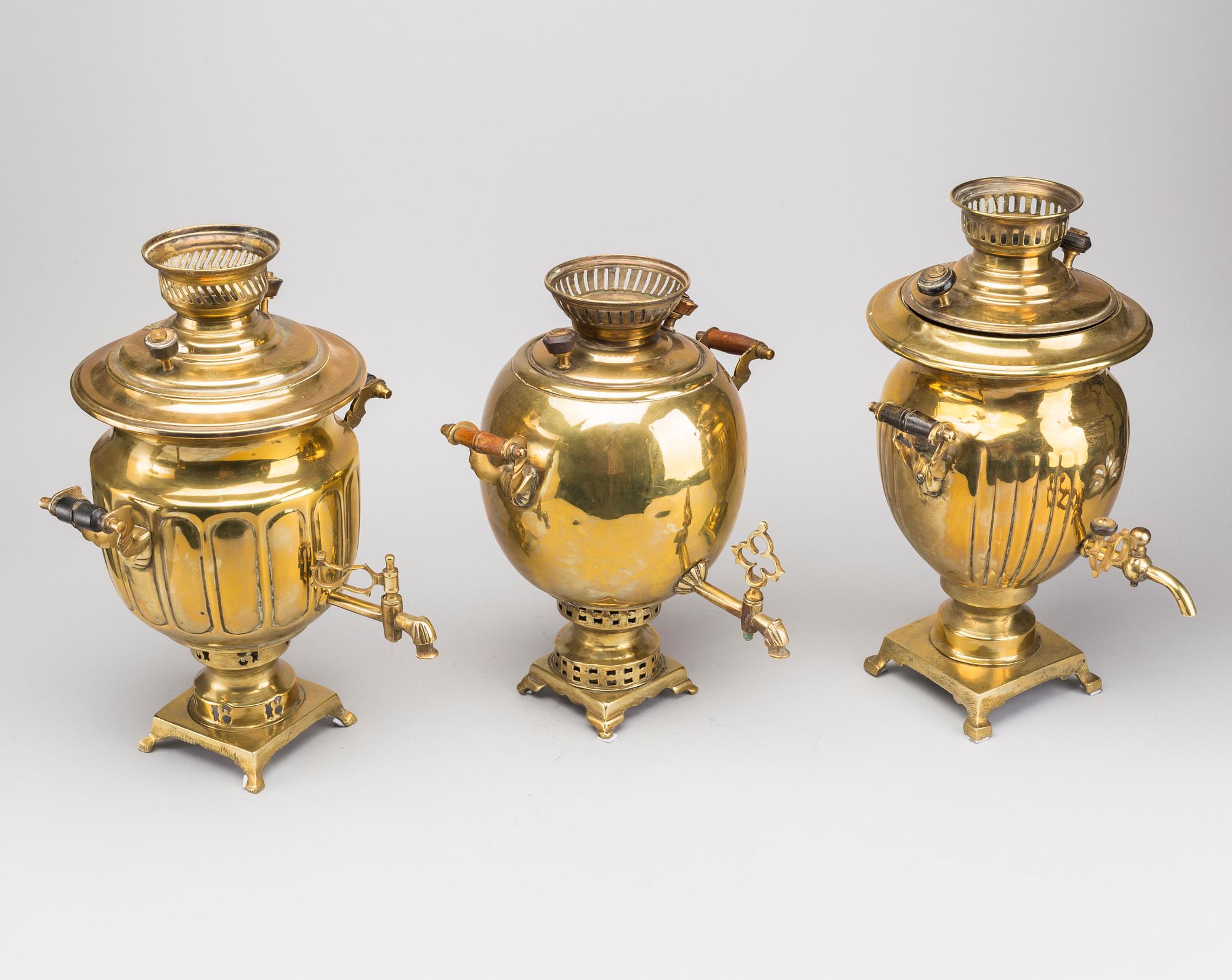 A SET OF BRASS SAMOVARS FROM EARLY 20TH CENTURY. - Bukowskis