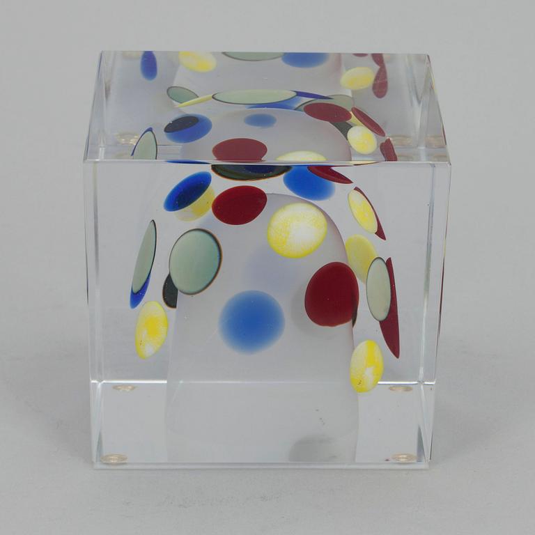 ÅRSKUB, glas, signerad Oiva Toikka, Nuutajärvi 2003, numrerad 357/2000.