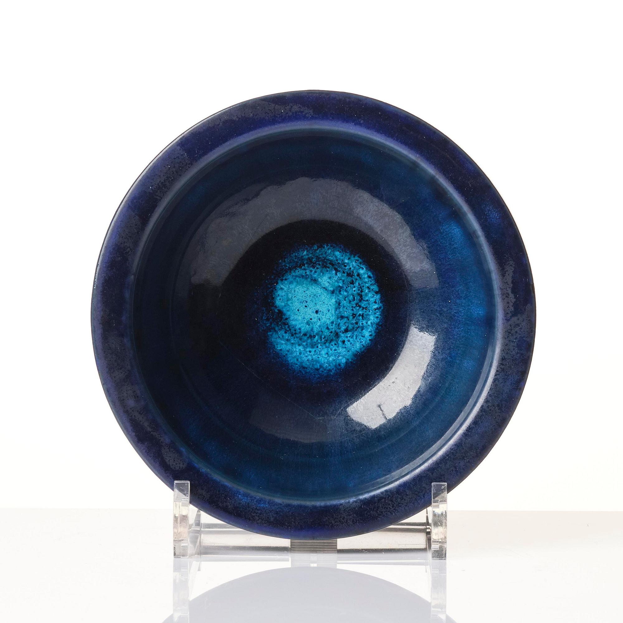 Wilhelm Kåge, a set of two early Farsta stoneware bowls, Gustavsberg 1933 and 1936.