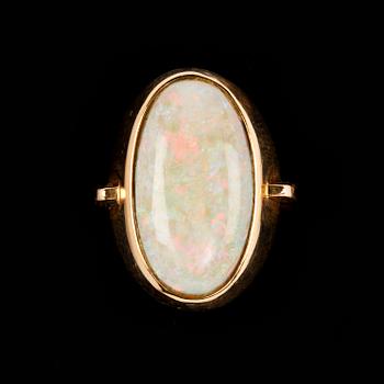 RING, 14k guld med cabochonslipad vit opal, Helsingfors, Finland, 1960. Vikt 7 g.