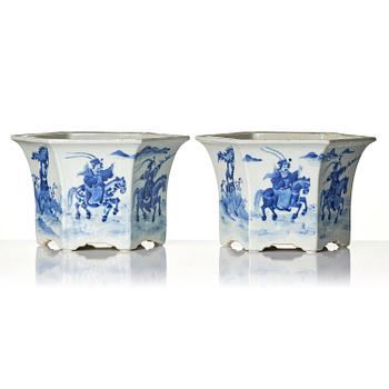 A pair of blue and white jardinieres, Qing dynasty, 19th century.