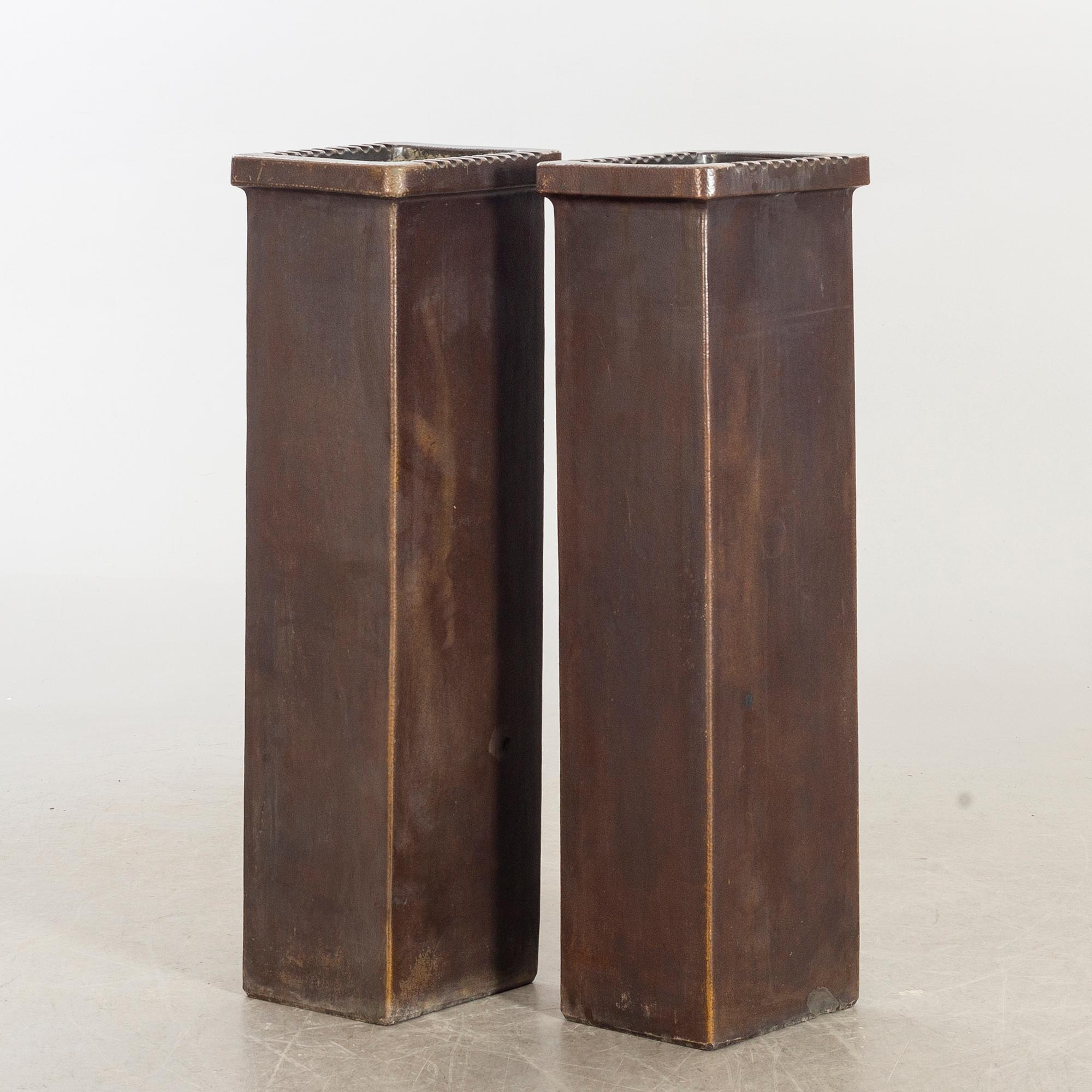 FÖRVARINGSKÄRL HÖGANÄS, 2 st, saltglaserat stengods, 1900-talets första del.