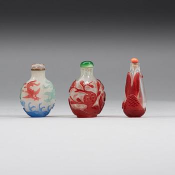 A group of three snuff bottles with stoppers, Qing dynasty (1644-1912).