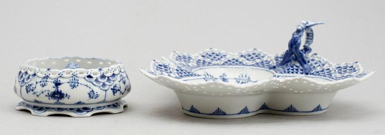 SKÅLFAT OCH ASKFAT, porslin, Musselmalet, Royal Copenhagen, 1970-tal.