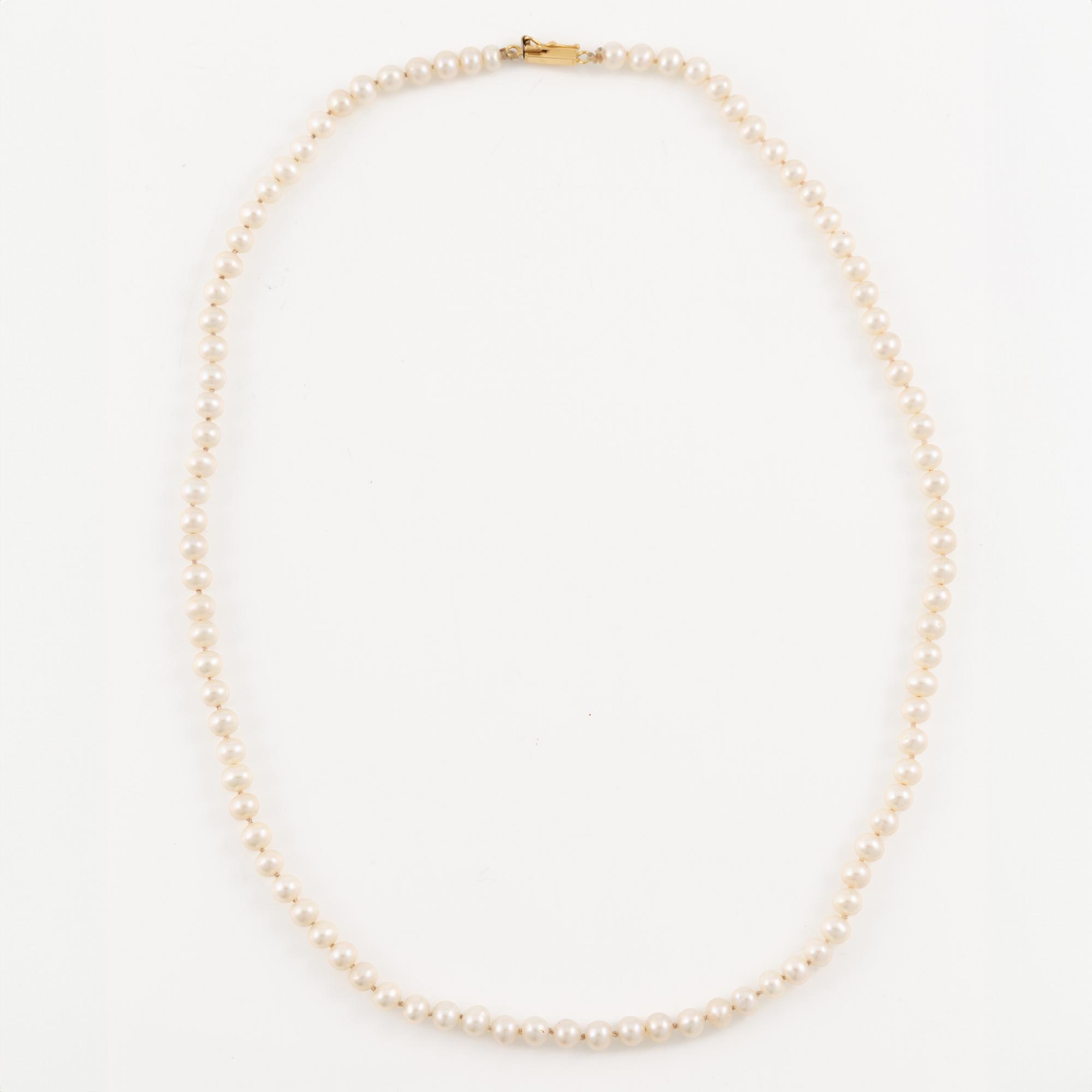 Pearl necklace, with cultured pearls, clasp in 18K gold.