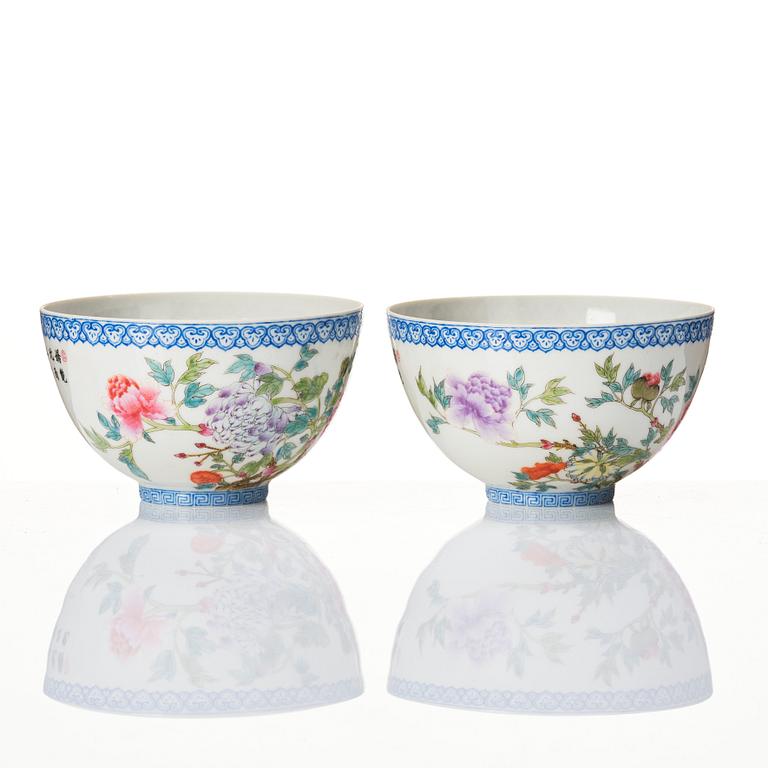 A pair of Chinese bowls, 20th Century.