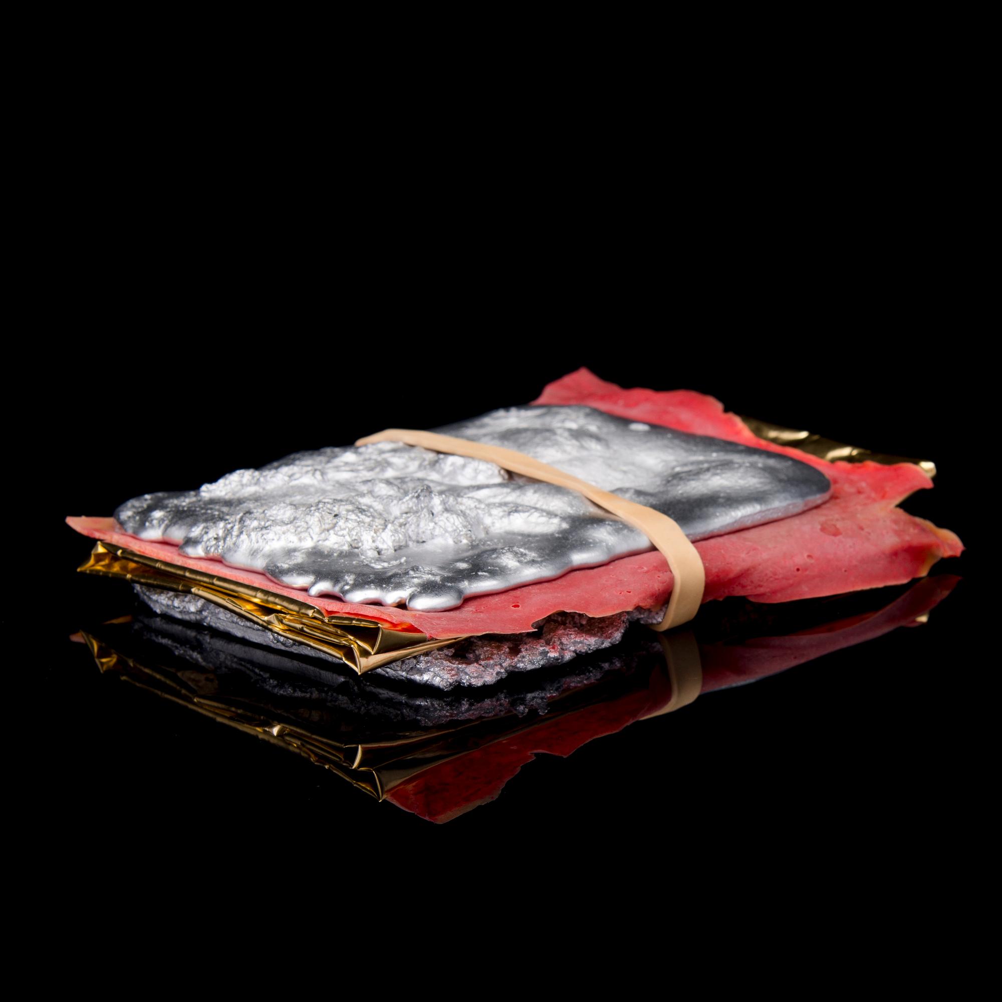 JENNI SOKURA,  "Eväs - Favourite fillings", metall, latex, ready made, gummiband, 2017.