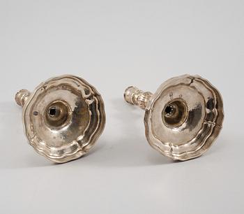 LJUSSTAKAR, ett par, Louis XV-stil, nysilver, omkring sekelskiftet 1900.