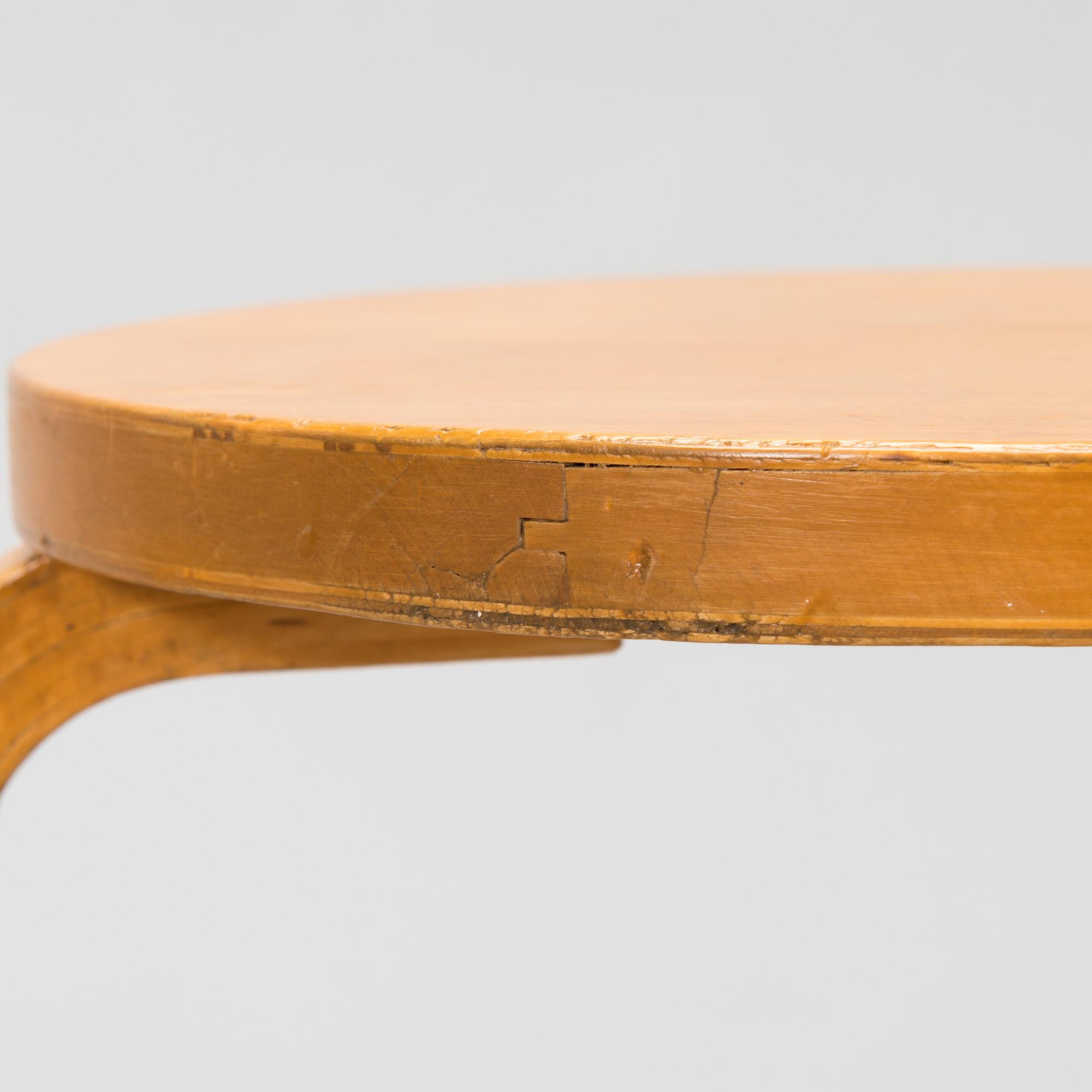 Alvar Aalto, a mid-20th century '85' table and four '60' stools for O.Y. Huonekalu-ja Rakennustyötehdas A.B.