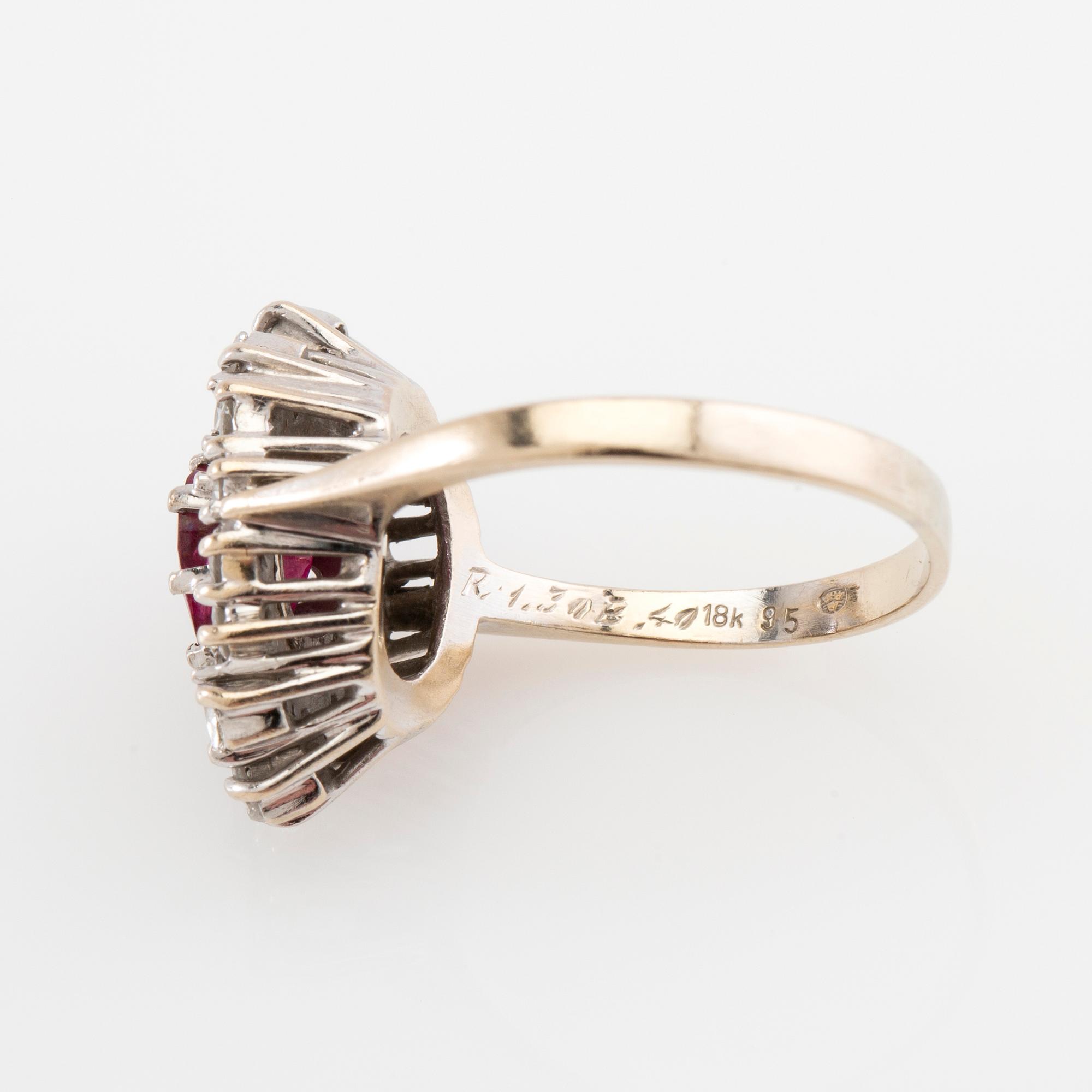 Ring 18K vitguld med en rubin och diamanter.