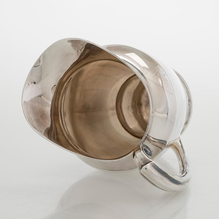 A sterling silver jug, Ellis Bros England.