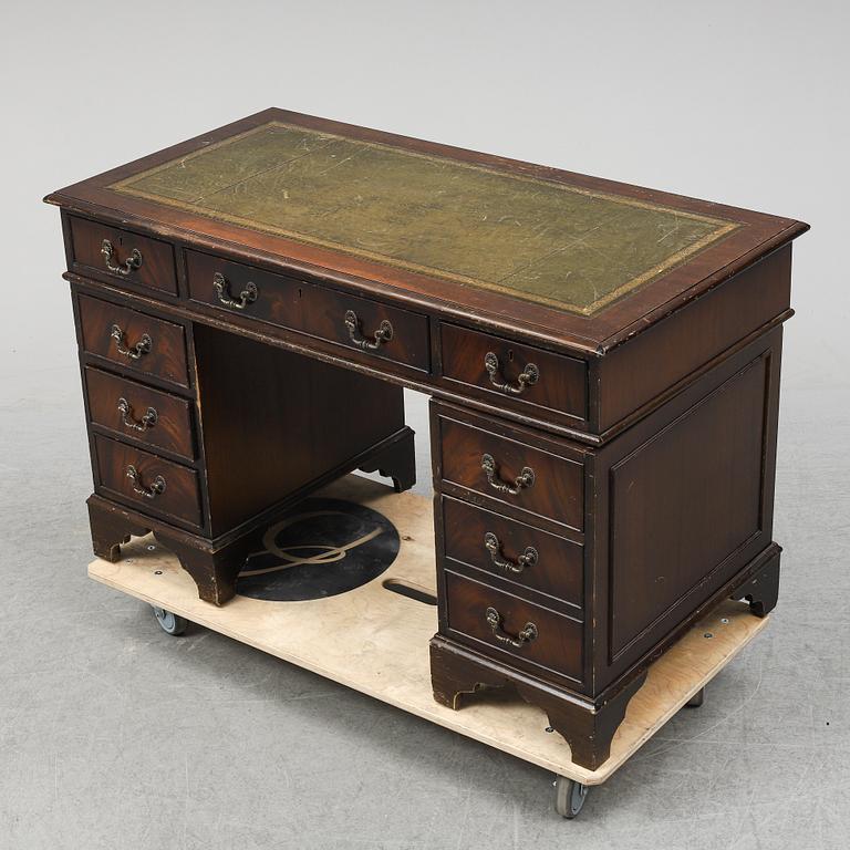 SKRIVBORD OCH STOL, England, 1900-talets slut.