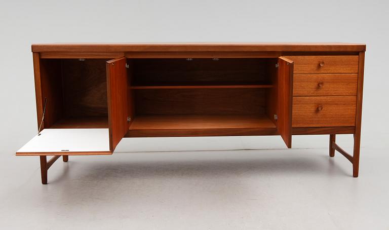 SIDEBOARD, England, Nathan, 1900-talets andra hälft.