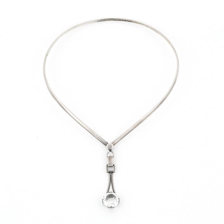 HALSBAND, silver med bergskristall, ca 9,92 ct, 'Pege' för Alton, Falun, 1967. Total vikt ca 38 g.