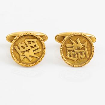A set with two Chinese cuff links and two jade carvings, early 20th Century.
