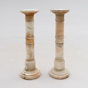 PIEDESTALER,  1 par, alabaster, 1900-talets första hälft.
