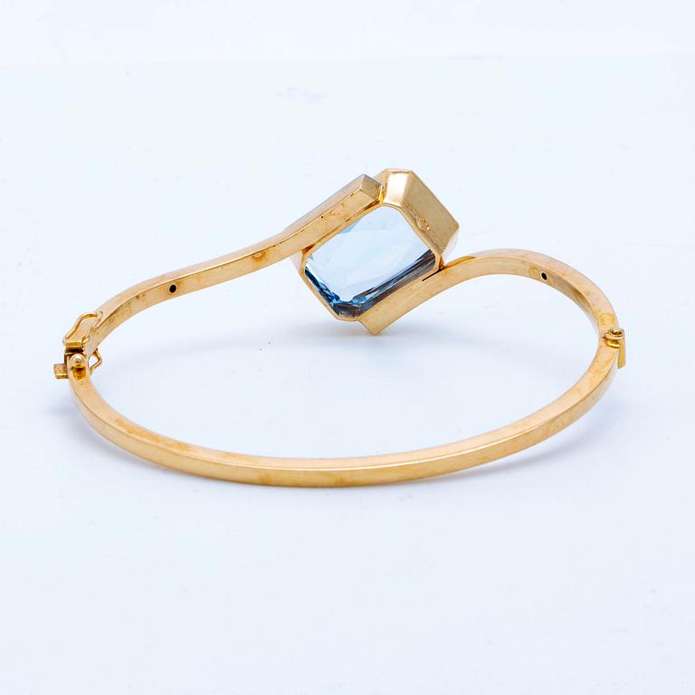 Bangle (opens with a hinge) and ring, 18K gold and spinels (most probably synthetic), total weight 20,5 g.